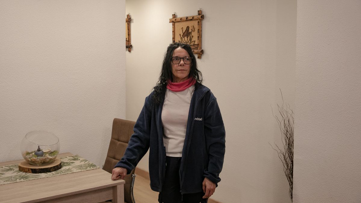 Teresa, en su casa y con el uniforme de su empresa