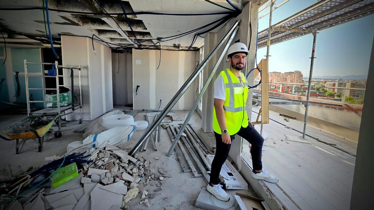 Enrique, visitando su piso, que quedó arrasado tras el incendio.