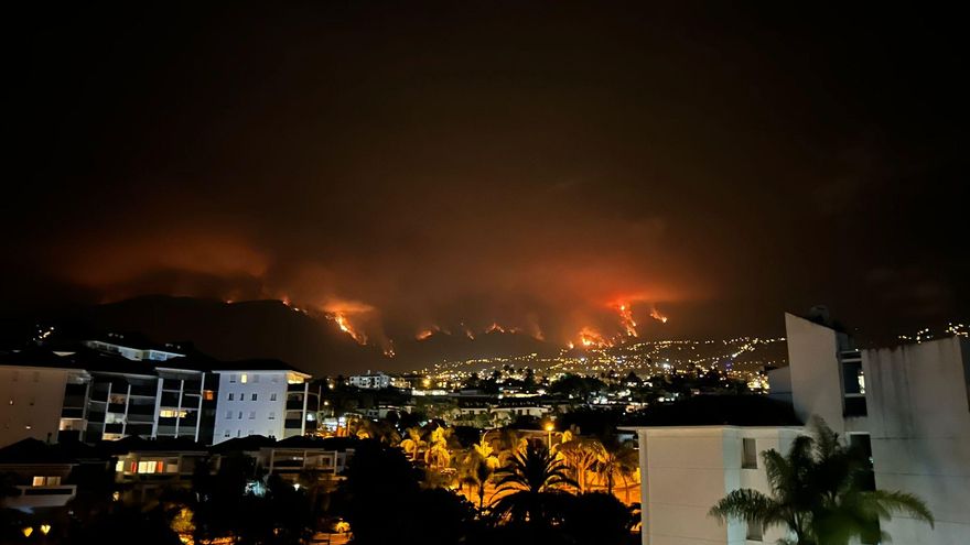 La noche da tregua al incendio de Tenerife, que sigue sin estar controlado, pero "ha pasado lo peor"