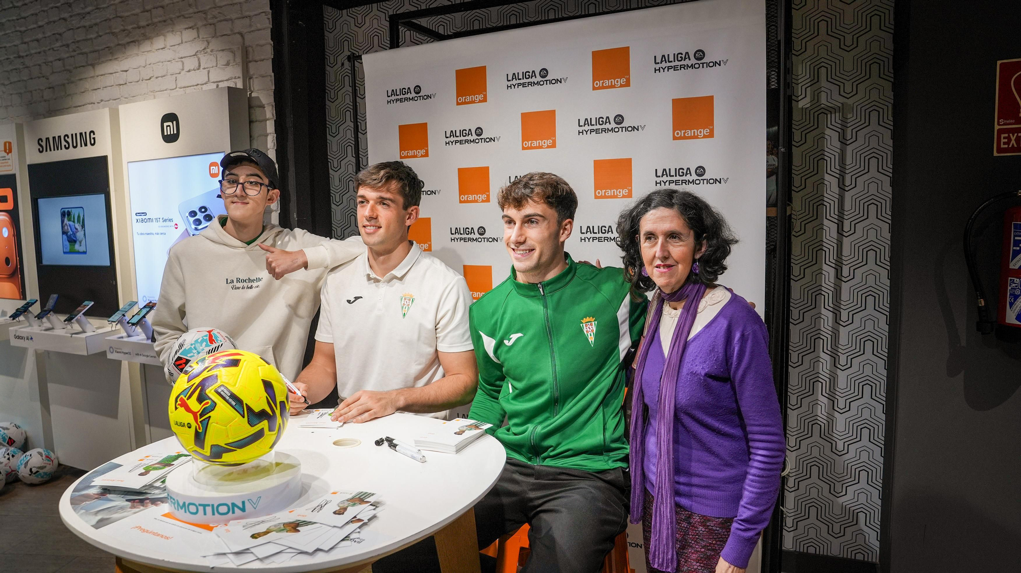Mikel Goti e íker Álvarez firman autógrafos a los aficionados del Córdoba CF