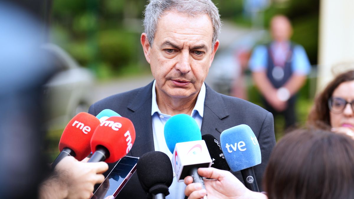 El expresidente del Gobierno José Luis Rodríguez Zapatero, comparece ante los medios en el Paraninfo de la Magdalena, en Santander