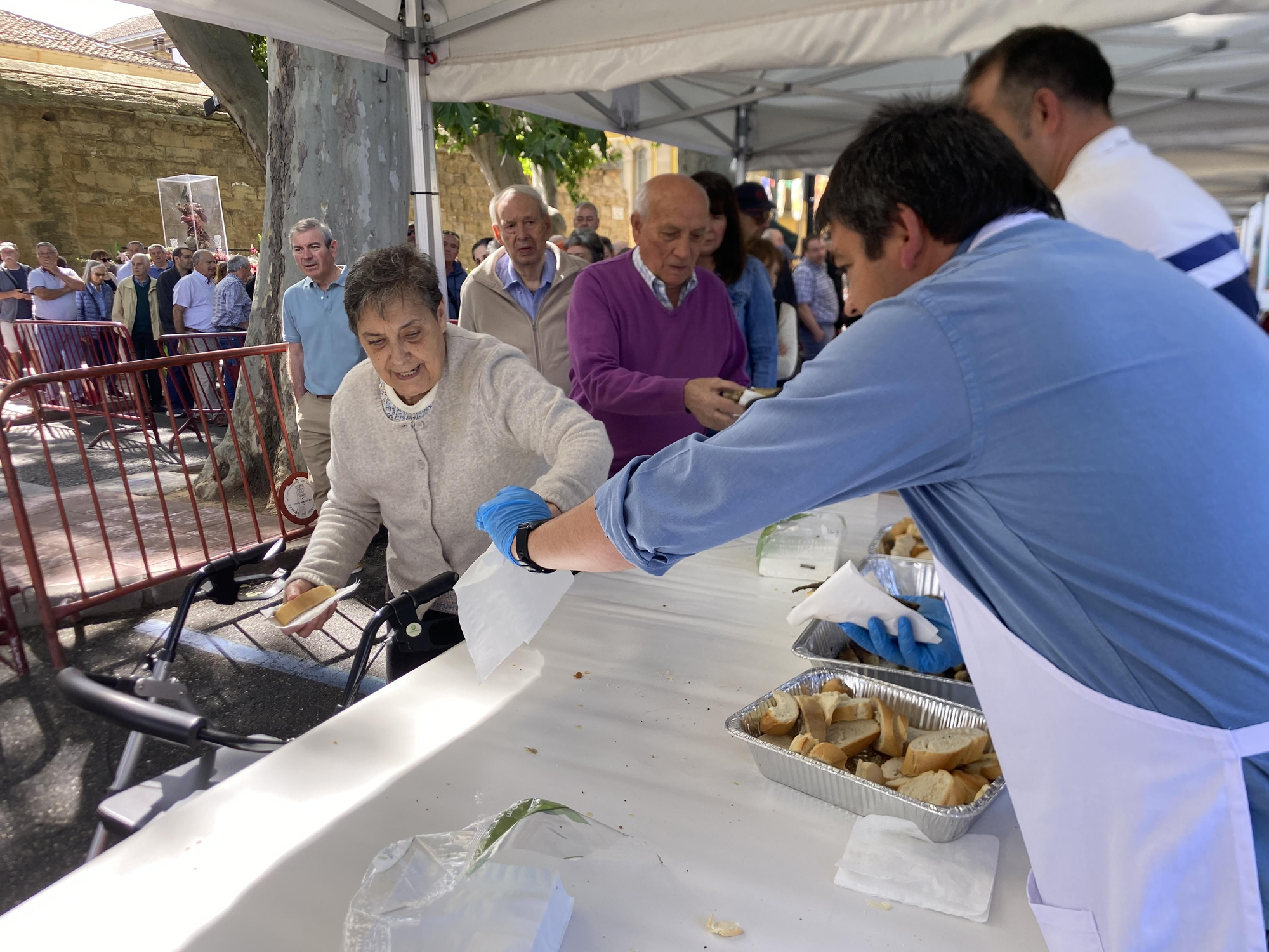Reparto del pan, el pez y el vino por San Bernabé en Logroño