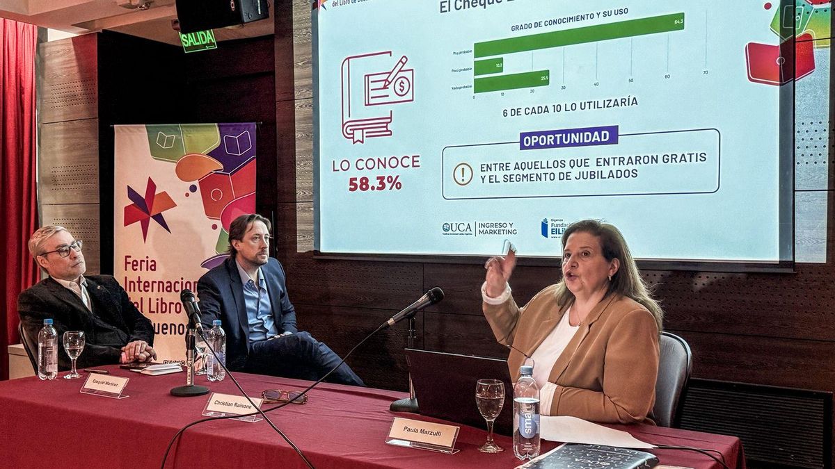 Ezequiel Martínez y Christian Rainone, autoridades de la Fundación El Libro, junto a Paula Marzulli, responsable del estudio por parte de la UCA.