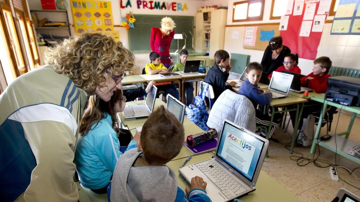 Niños con tablets PC en un aula. EFE/Antonio García