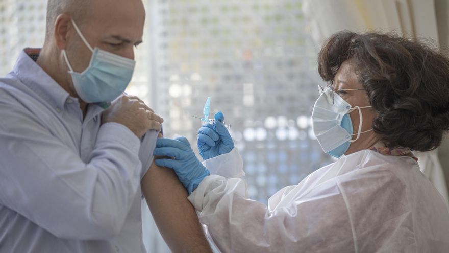 España afronta el reto de intentar vacunar a 35 millones de personas sin recurrir a la obligatoriedad