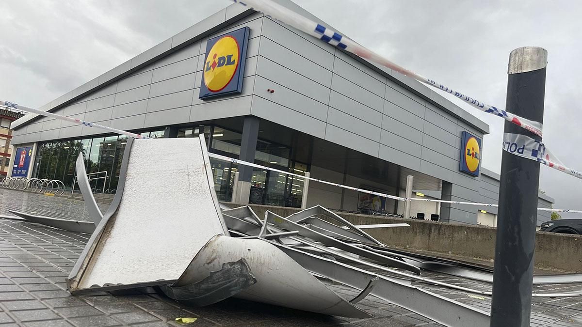 El techo del parking de Lidl en el suelo tras el paso del temporal