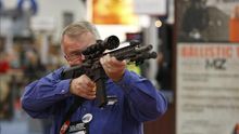 Un visitante sostiene un rifle Nosler durante la convención anual de la Asociación Nacional del Rifle (NRA por sus siglas en inglés) celebrada en 2013 en el Centro de Convenciones George R. Brown en Houston, Texas.