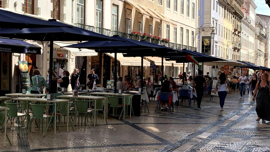 Imagen de archivo de una terraza en una céntrica calle de Lisboa. EFE/Paula Fernández