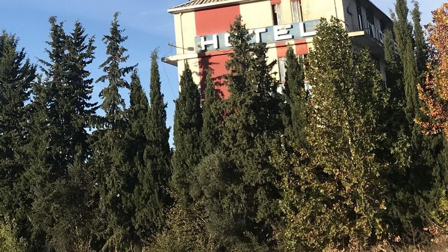 Archivo - Hotel Montearagón, en Quicena (Huesca), donde se han alojado inmigrantes llegados en cayucos a Canarias