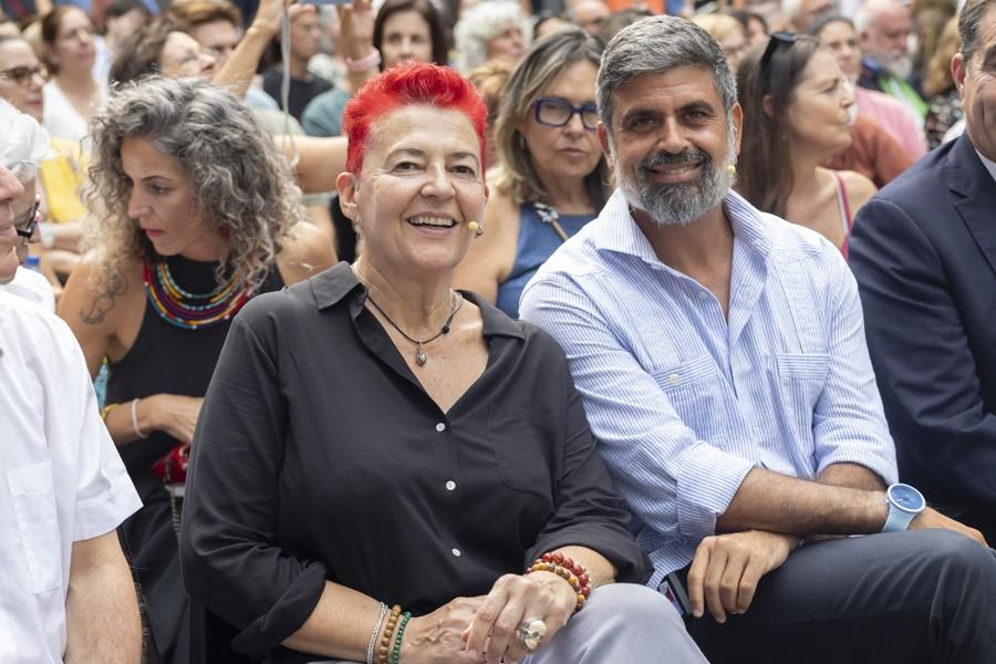La periodista Loreto Gutiérrez (i), acompañada del también periodista Nicolás Castellano (d).