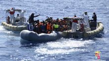 Fotografía facilitada por la Guardia Costera de Italia de un rescate en el Mediterráneo.