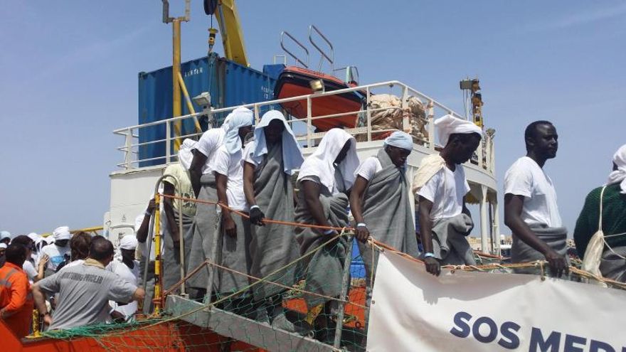 Italia no permite entrar en Lampedusa a dos naves de ONG con 100 migrantes