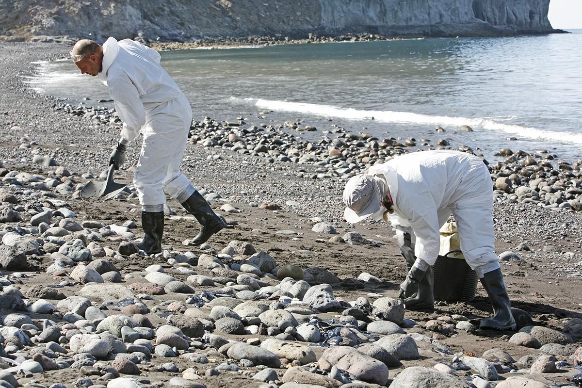 Recogida de fuel en la playa de Veneguera.