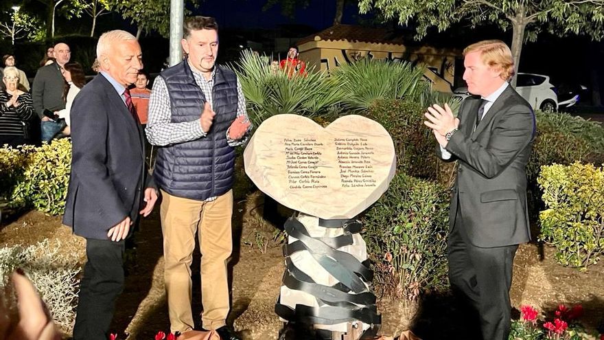 Un monolito recuerda a las 22 víctimas de la riada de Badajoz