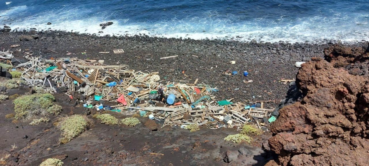 Residuos acumulados en la playa de El Espigón de Fuencaliente. GUSTAVO DÍAZ