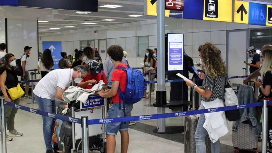Fiumicino (Italy), 17/08/2020.- Passengers arrive at Rome's international airport of Leonardo Da Vinci in Fiumicino, Italy, 17 August 2020. In the airports of Rome, Fiumicino EFE/EPA/TELENEWS