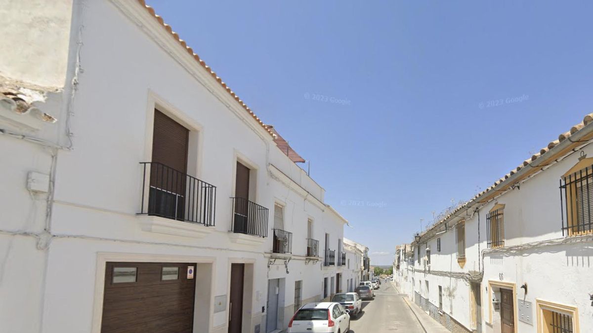 Los bomberos de Osuna acudieron al lugar de los hechos para abrir la puerta de una vivienda en el casco urbano de la localidad