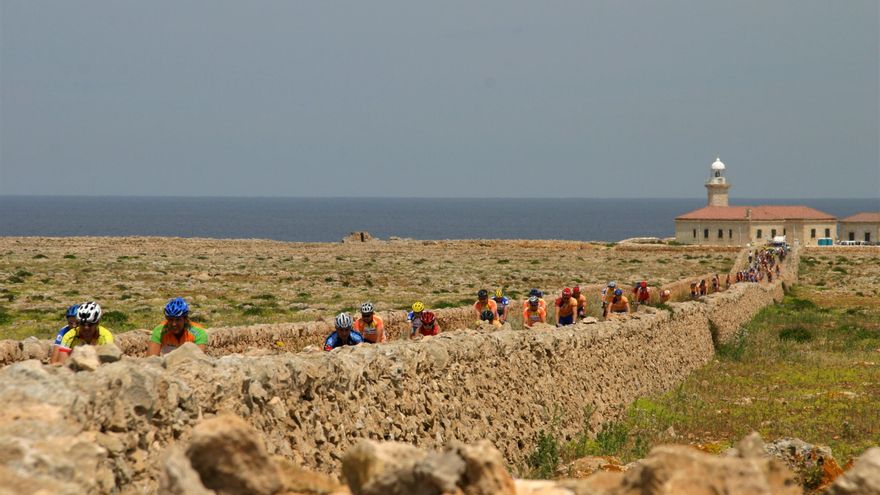 En bici por los faros y caminos de Menorca