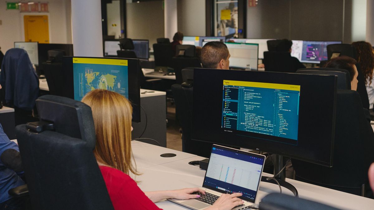 Los expertos en ciberseguridad insisten en que no se debe facilitar documentos personales, contraseñas bancarias ni realizar pagos por supuestas tasas o comisiones de gestión