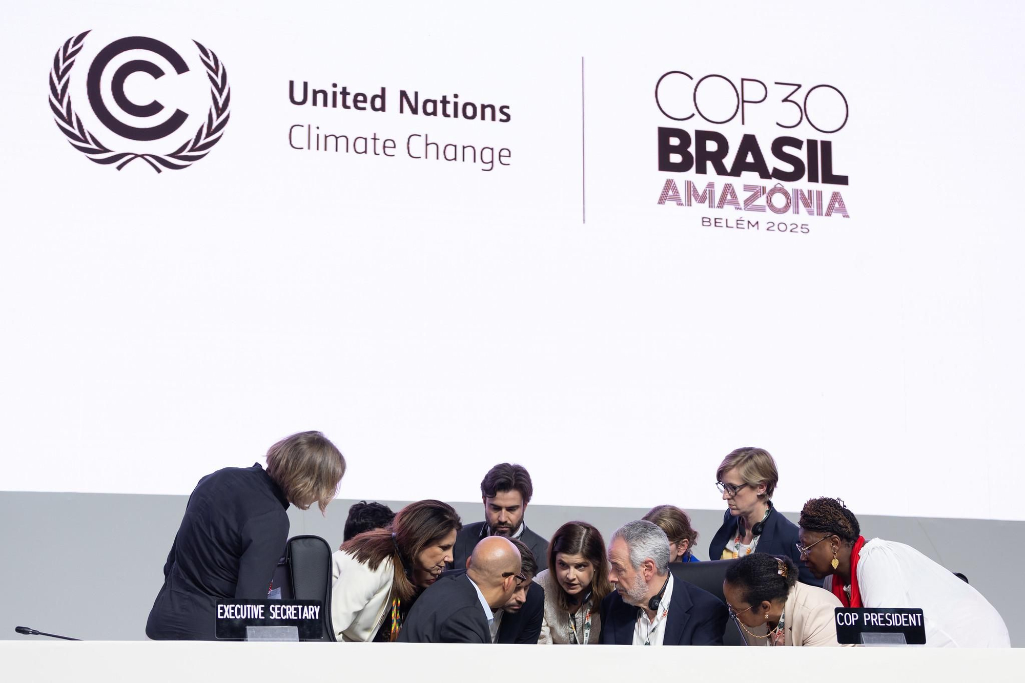 El presidente de la COP30, André Correa do Lago, consulta con miembros de Naciones Unidas ante la objeción presentada por Colombia en la plenaria de Belém, en noviembre de 2025. Foto: © UN Climate Change/Kiara Worth