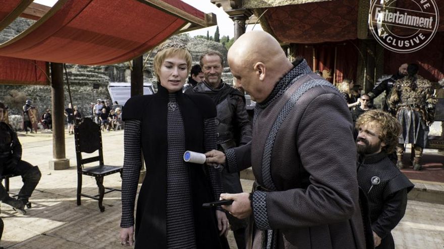 Conleth Hill (Varys) y Lena Headey (Cersei Lannister), junto a otros actores en el set de rodaje