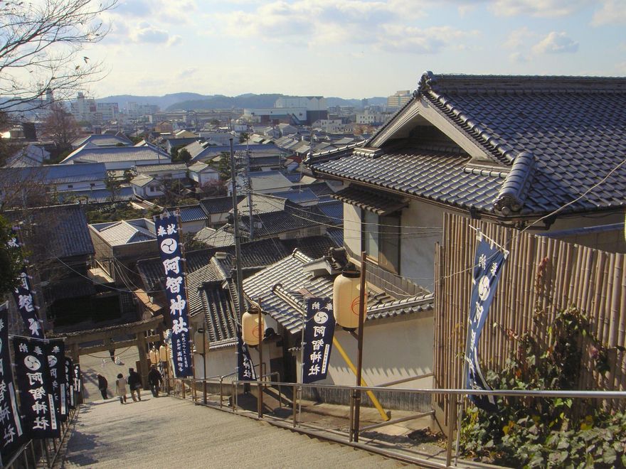 Escaleras de acceso al Santuario de Achi. Desde este templo sintoísta se ve toda la ciudad de Kurashiki.