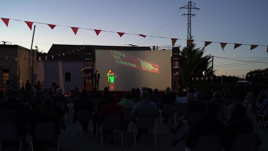 Diez años de Luna de Cortos: el festival comprometido que devuelve el cine a pueblos de León fundidos a negro