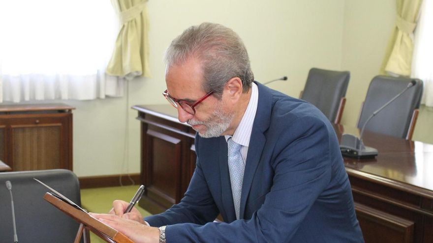 Javier Martín Villacorta asume el cargo de director del departamento de Química y Física Aplicadas.