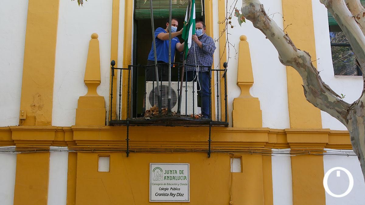 Trabajadores de Lucas Rojas poniendo las banderas en el Colegio Cronista Rey Díaz