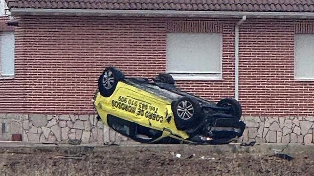 Detenido en El Burgo Ranero por hacer volcar con un vehículo agrícola el coche de una empresa de gestión de cobros