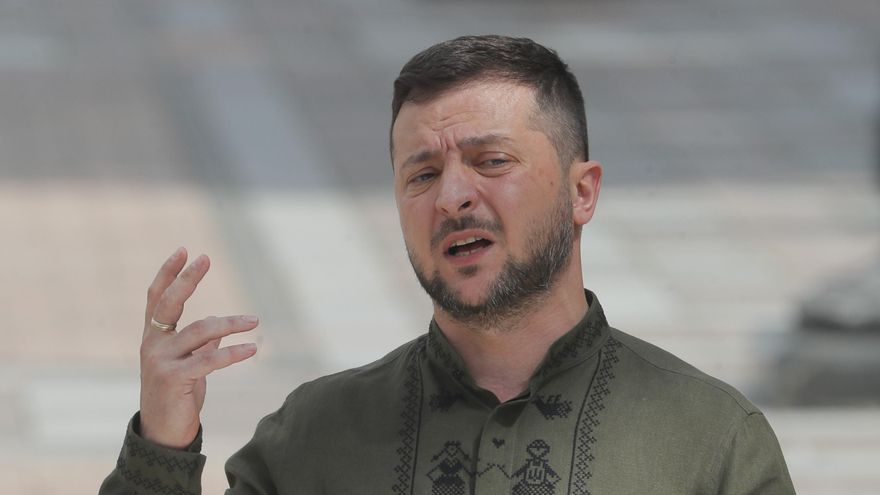 El presidente de Ucrania, Volodymyr Zelenski, habla durante una conferencia de prensa conjunta este martes con su homólogo polaco, Andrzej Duda, en Kiev. EFE/EPA/SERGEY DOLZHENKO