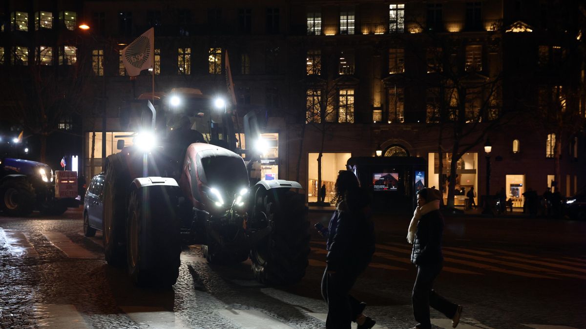 Agricultores franceses bloquean los Campos Elíseos en París el martes pasado. EFE/EPA/TERESA SUAREZ
