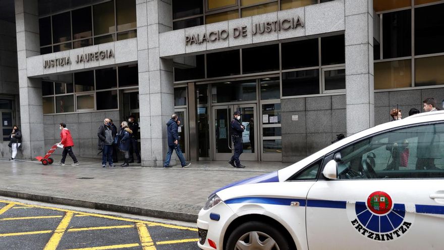 Pena de 14 años de cárcel a dos hombres por agresión sexual simultánea a una joven inconsciente en Bilbao