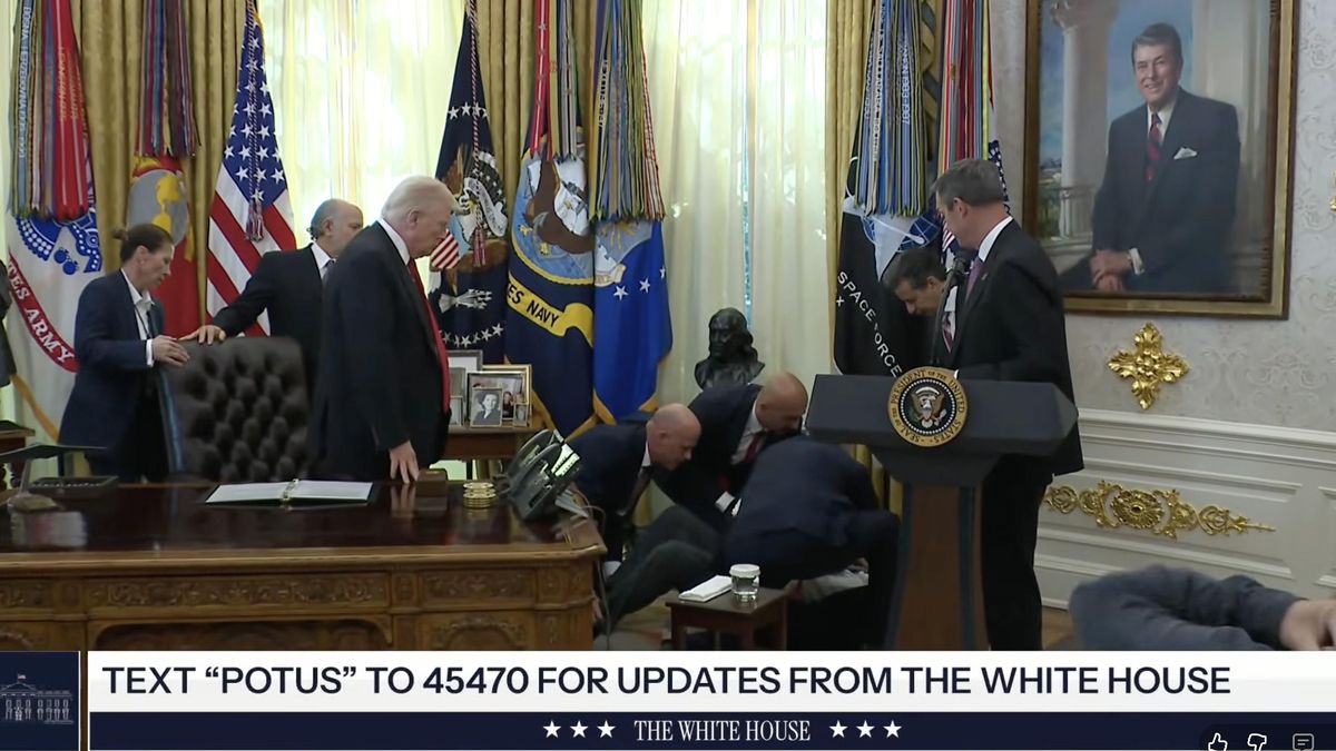 Una persona se desploma en el Despacho Oval durante un acto de Trump