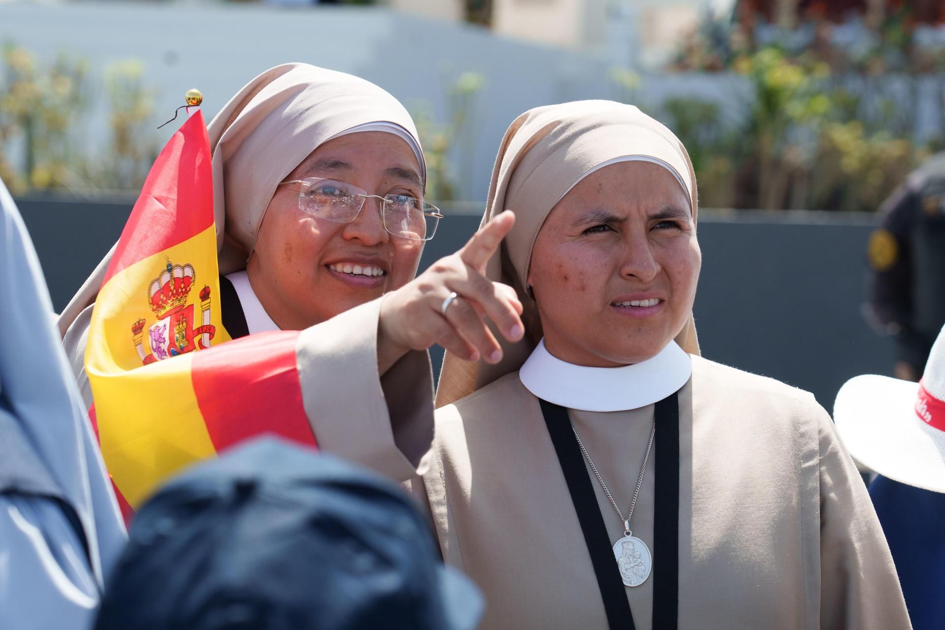 Dos religiosas durante la misa del Papa en Santa Cruz de Tenerife.
