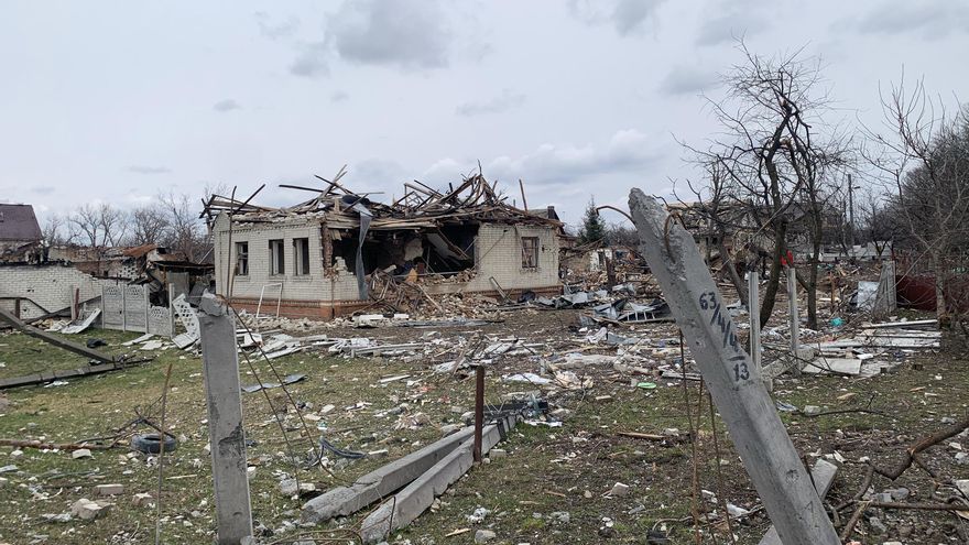 Viviendas dañadas en la localidad ucraniana de Chernigov, cuya provincia, la más septentrional de Ucrania y una de las más pobres, fue la puerta de entrada del Ejército ruso para invadir el centro del país y llegar a Kiev, la codiciada capital que aspiraban a conquistar. EFE / Sara Gómez Armas