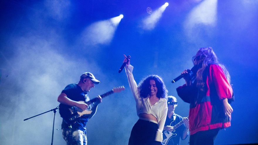 Carlangas sube al escenario a Fillas de Cassandra durante su directo