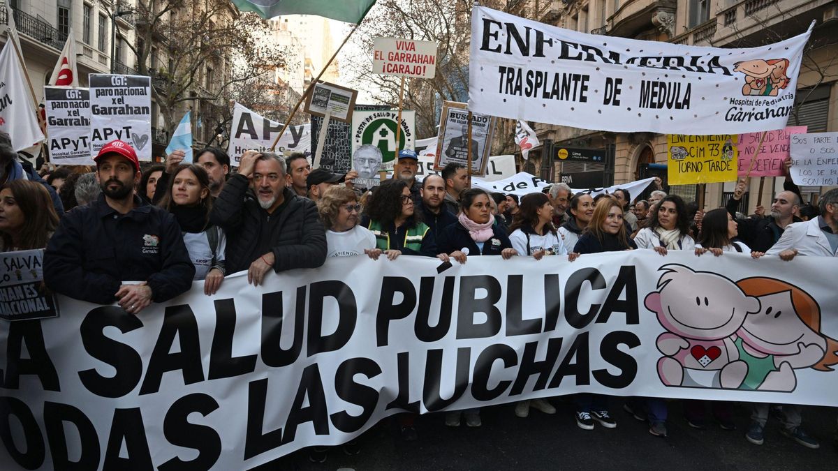 Trabajadores del Hospital Garrahan marchan del Congreso a Plaza de Mayo