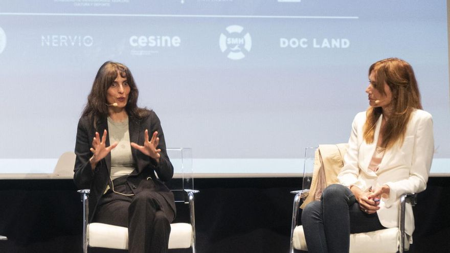 Momento del coloquio en el que Maysun habla mientras Patricia Simón la observa atentamente.