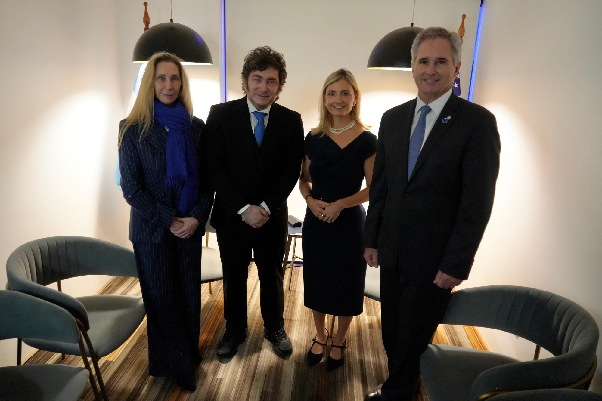 Javier Milei mantuvo en Chile un encuentro con Sarah Rogers, subsecretaria de Estado para la Diplomacia Pública de los Estados Unidos.