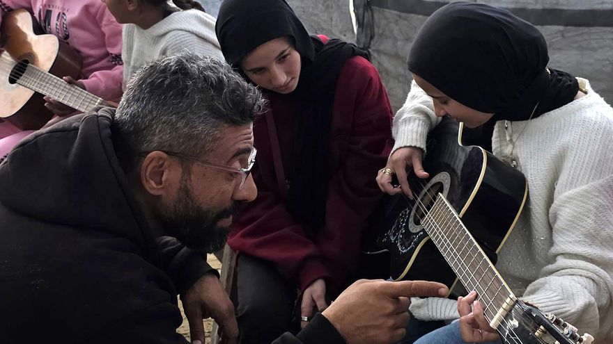 Ahmed Abu Amsha, el músico que enseña a niños de Gaza a crear canciones con el ruido de los drones de Israel
