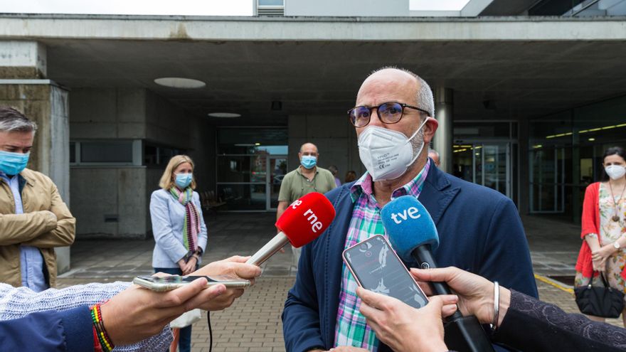 El consejero de Sanidad, Miguel Rodríguez, en declaraciones a los periodistas