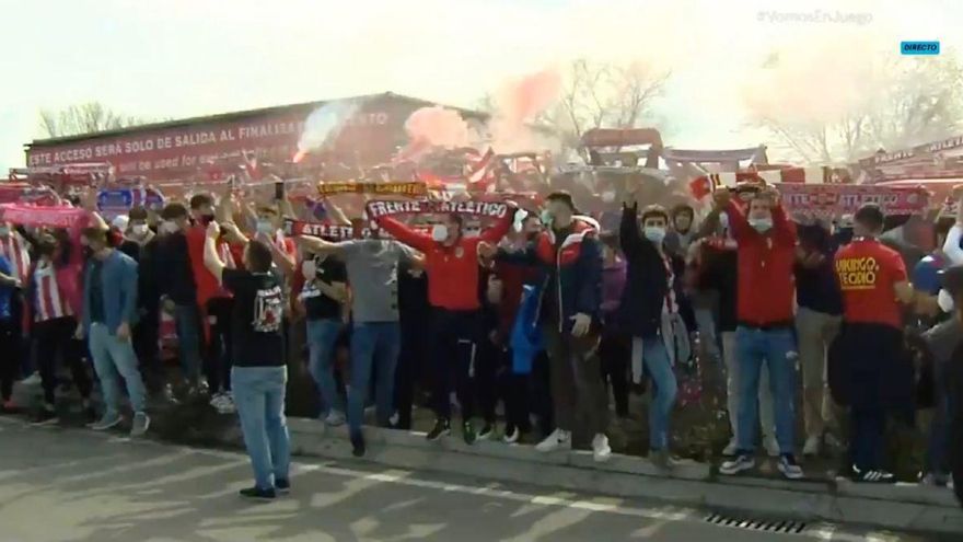 Cientos de aficionados en el exterior del Metropolitano