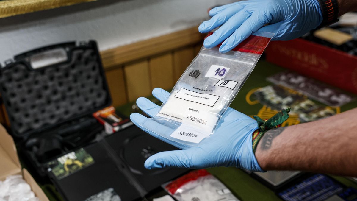Un agente de la Guardia Civil enseña una bolsa con una muestra de la droga psicoactiva conocida como "flakka" incautados en una operación en la que se ha detenido a 31 personas, dos de las cuales han ingresado en prisión preventiva, en el mayor operativo realizado en España contra el tráfico de esta sustancia.