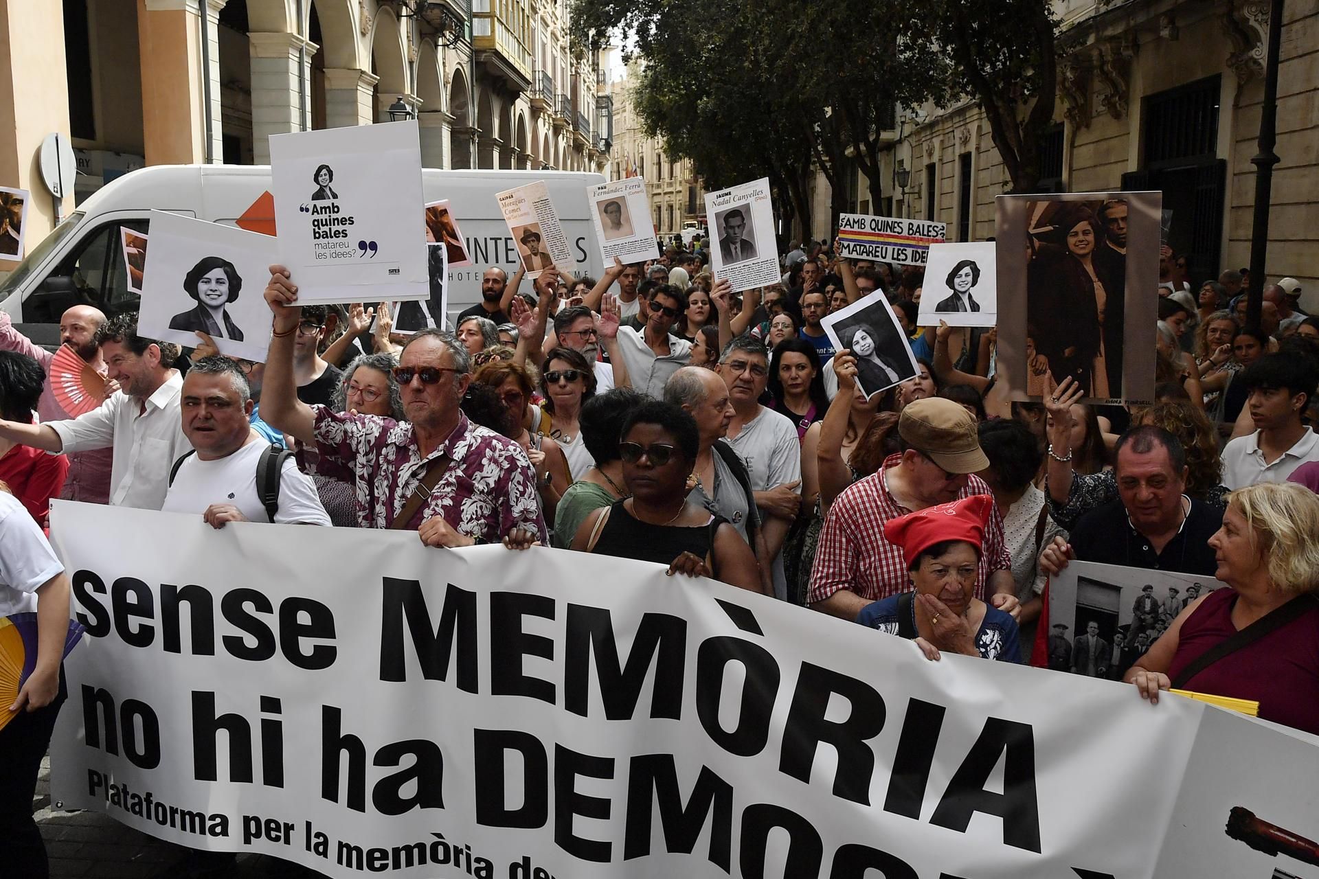 Protesta llevada a cabo en junio de 2024 después de que el presidente del Parlament balear, Gabriel Le Senne (Vox), rompiese en pleno hemiciclo la foto de varias víctimas del franquismo