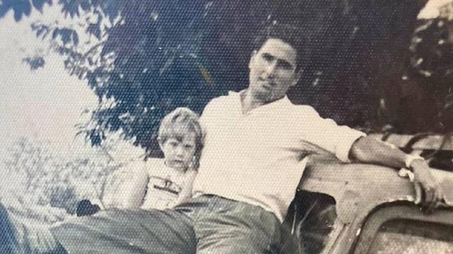 Paco Iglesias, en la camioneta de la empresa Nicanor Iglesias utilizada para las obras de la carretera de Ancares.