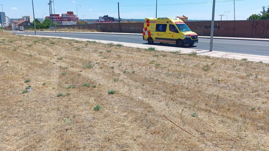 Una ambulancia pasa por la Ronda Interior cerca de la carretera de Asturias, el antiguo Fielato y los depósitos de agua.