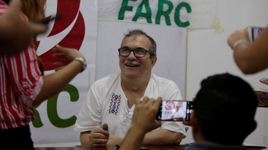 Fotografía facilitada del presidente de la Fuerza Alternativa Revolucionaria del Común, Farc, Rodrigo Londoño, durante una entrevista con Efe en Cartagena de Indias (Colombia).