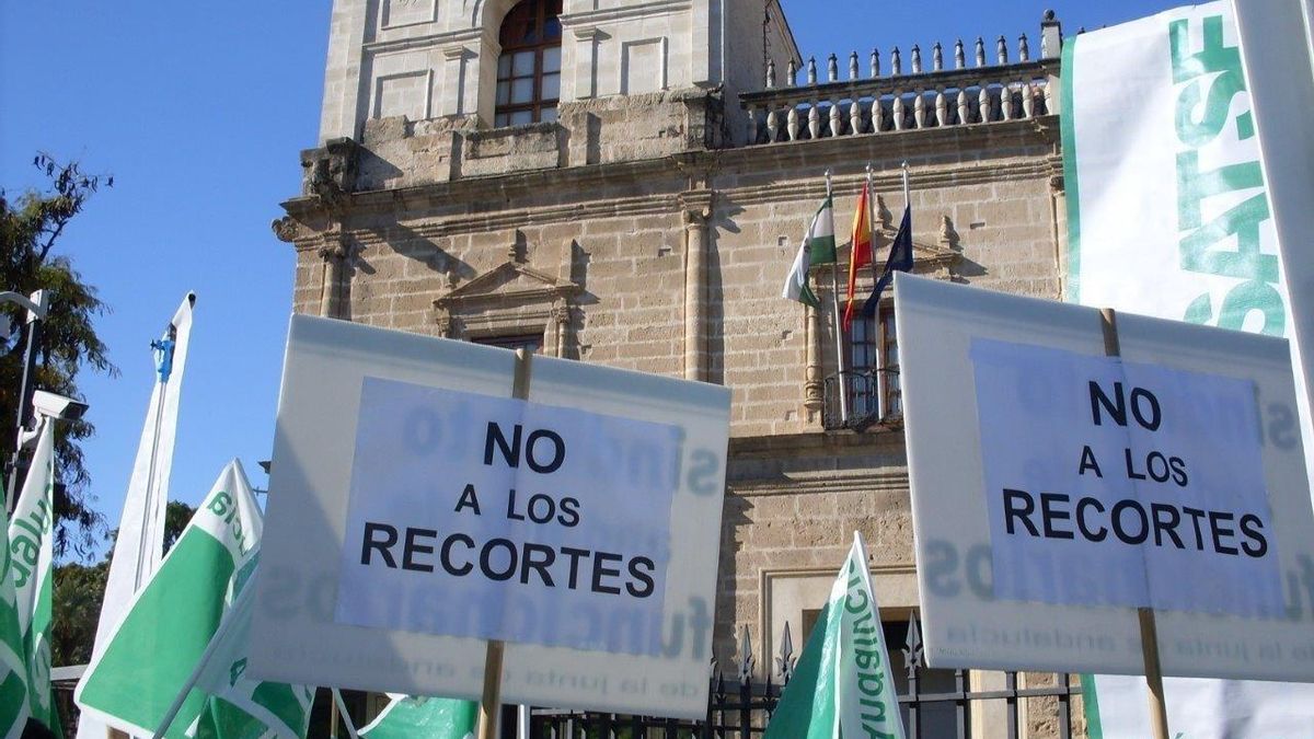 Más de 1.000 personas se concentran en el Parlamento contra los recortes, convocados por ocho sindicatos profesionales