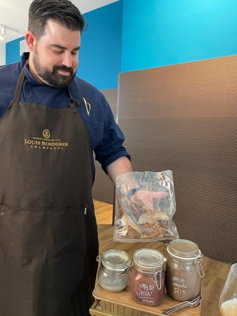 José Luis Espino mostrando sus garum y aprovechamiento del pescado de forma integral